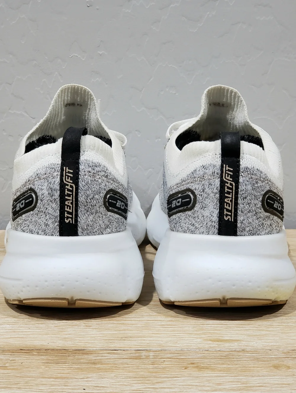BROOKS Women's Glycerin StealthFit 20 Running Shoes (10M) White/Black/Cream